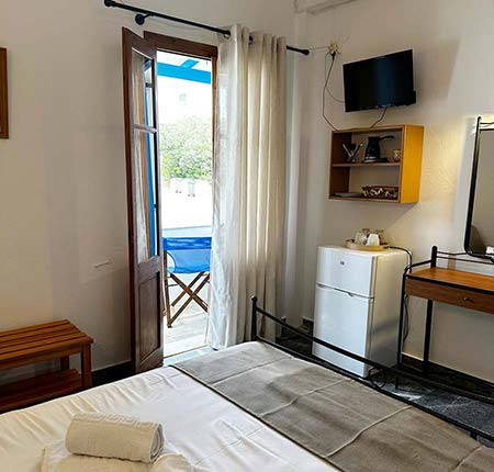 Δίκλινο δωμάτιο με διπλό κρεβάτι και θέα στο βουνό και στον κήπο