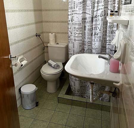 Δίκλινο δωμάτιο με διπλό κρεβάτι και θέα στο βουνό και στον κήπο