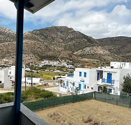 Δίκλινο δωμάτιο με διπλό κρεβάτι και θέα στο βουνό και στον κήπο