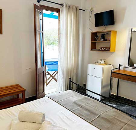 Δίκλινο δωμάτιο με διπλό κρεβάτι και θέα στον κήπο