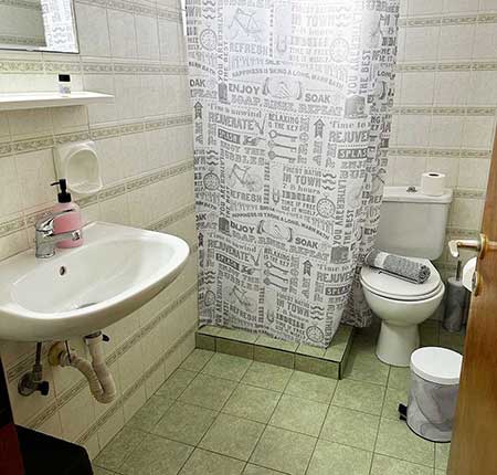 Δίκλινο δωμάτιο με διπλό κρεβάτι και θέα στον κήπο