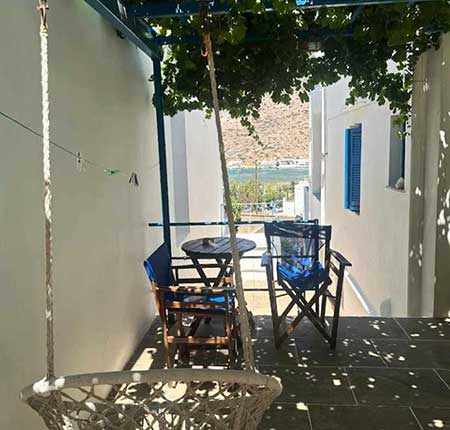 Δίκλινο δωμάτιο με διπλό κρεβάτι και θέα στον κήπο