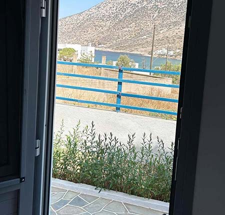 Δίκλινο δωμάτιο με διπλό κρεβάτι και θέα στον κήπο