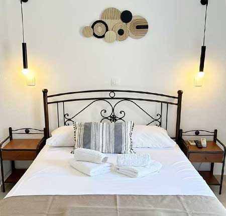 Δίκλινο δωμάτιο με διπλό κρεβάτι και θέα στο βουνό