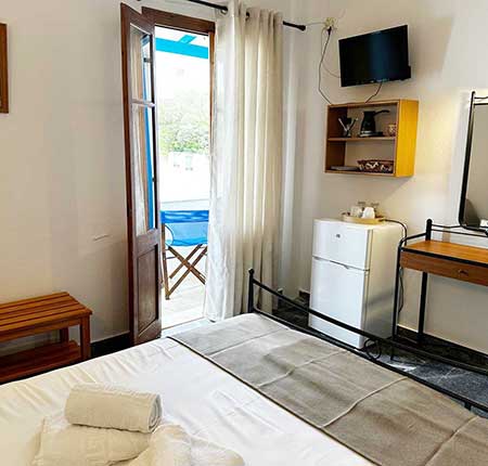 Δίκλινο δωμάτιο με διπλό κρεβάτι και θέα στο βουνό