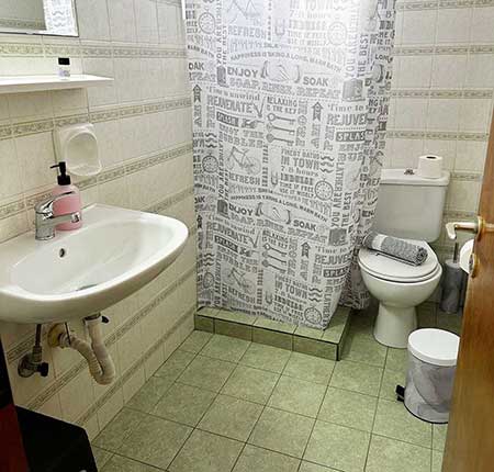 Δίκλινο δωμάτιο με διπλό κρεβάτι και θέα στο βουνό