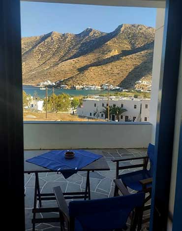 Kyrikos rooms στη Σίφνο - Δίκλινο δωμάτιο με θέα στη θάλασσα