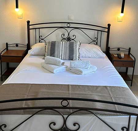 Δίκλινο δωμάτιο με διπλό κρεβάτι και θέα στη θάλασσα