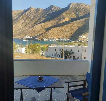 Δίκλινο δωμάτιο με διπλό κρεβάτι και θέα στη θάλασσα