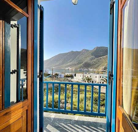 Δίκλινο δωμάτιο με διπλό κρεβάτι και θέα στη θάλασσα