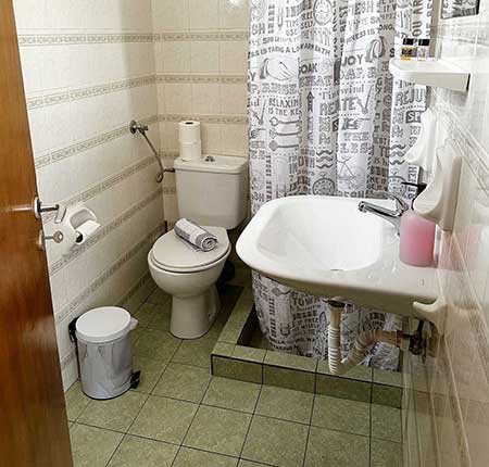 Δίκλινο δωμάτιο με διπλό κρεβάτι και θέα στη θάλασσα