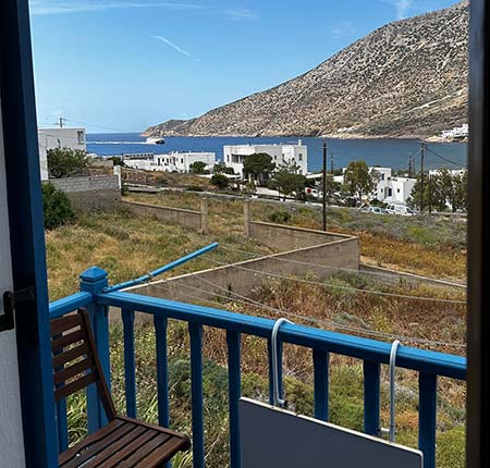 Δίκλινο δωμάτιο με διπλό κρεβάτι και θέα στη θάλασσα