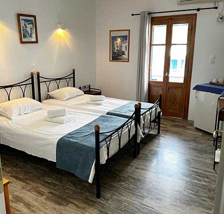 Δίκλινο δωμάτιο με μονά κρεβάτια και θέα στο βουνό