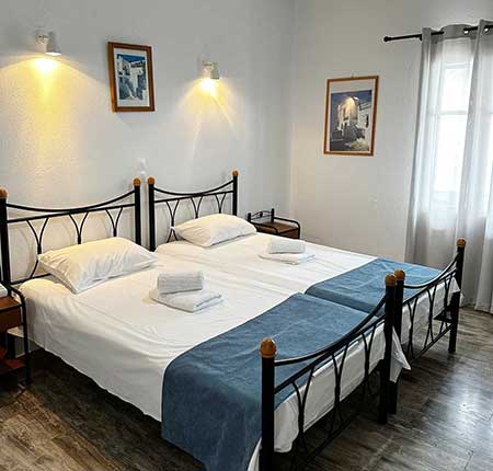 Δίκλινο δωμάτιο με μονά κρεβάτια και θέα στο βουνό