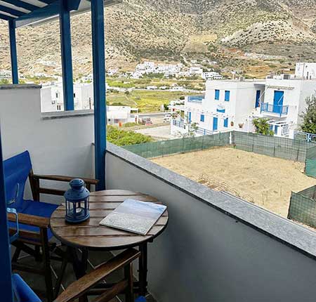 Δίκλινο δωμάτιο με μονά κρεβάτια και θέα στο βουνό