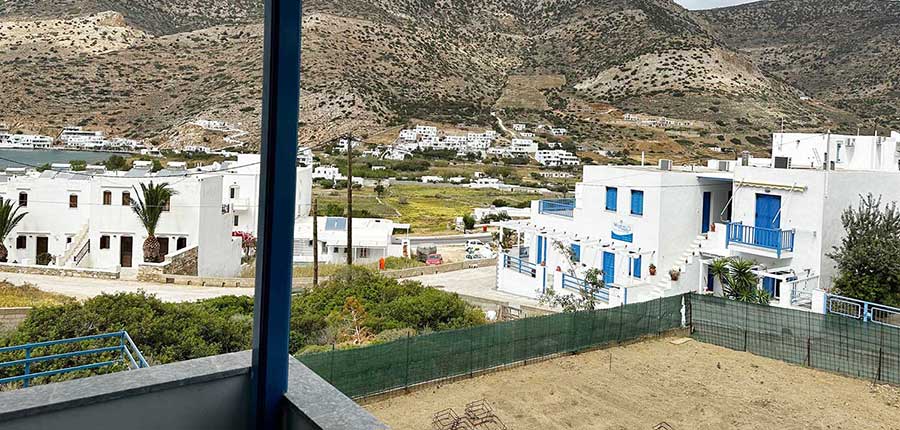 Δίκλινο δωμάτιο με μονά κρεβάτια και θέα στο βουνό