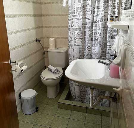 Δίκλινο δωμάτιο με μονά κρεβάτια και θέα στο βουνό