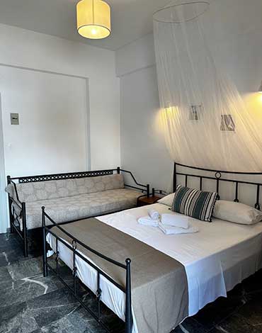 Kyrikos rooms στη Σίφνο - Τρίκλινο δωμάτιο με θέα στη θάλασσα