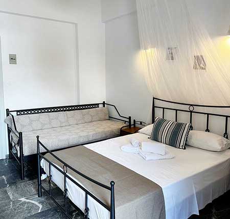 Τρίκλινο δωμάτιο με θέα στη θάλασσα