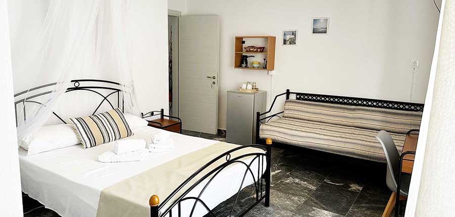 Τρίκλινο δωμάτιο με θέα στη θάλασσα