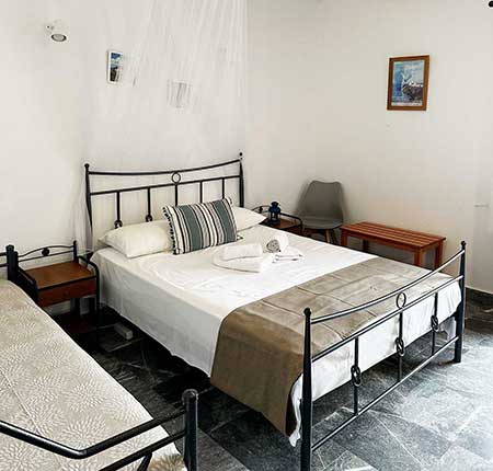 Τρίκλινο δωμάτιο με θέα στη θάλασσα